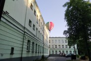 Unoszący się nad budynkiem szkolnym balon.