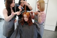 Uczennice w pracowni fryzjerskiej – zabiegi fryzjerskie