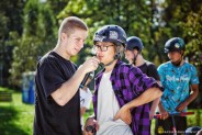 Młody człowiek odpowiadający na pytanie na skateparku