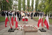 Złożeniem kwiatów na płycie Grobu Nieznanego Żołnierza upamiętniono zakończenie II wojny światowej.