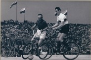 Siemianowiccy reprezentanci Polski w piłce rowerowej podczas meczu pokazowefo na Stadionie Śląskim