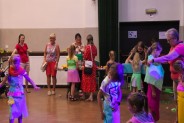Dzieci biorące udział w Letnim Balu Kwiatów w SCK- Bytków tworzą z kolorowej bibuły stroje balowe