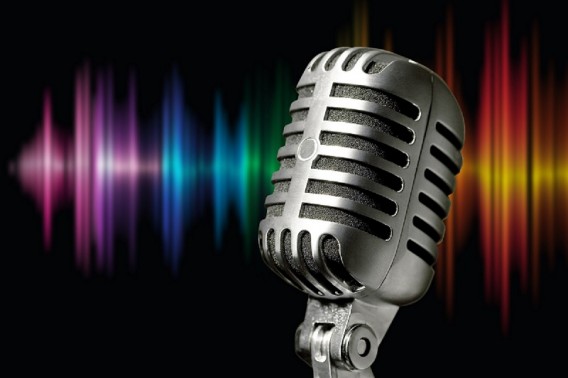 Mikrofon estradowy na tle kurtyny scenicznej, źródło - pixabay.com