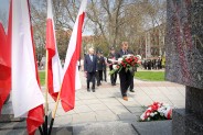 Siemianowiccy radni pod Pomnikiem Czynu Powstańczego w Siemianowicach Śląskich.