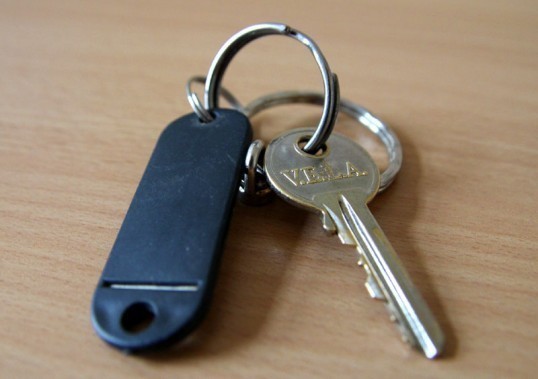 Zdjęcie przedstawiające pęk kluczy na stoliku.