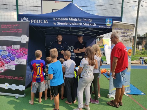 Policjanci prowadzący konkurs podczas Siemianowickich Sportowych Sobót z AZS UŚ Katowice