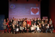 V Siemianowicka Gala Wolontariatu wraz z nagrodzonymi laureatami. Pamiątkowe zdjęcie grupowe.