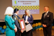 Angelika Wojciechowska odbiera kwiaty, dyplom i gratulacje z rąk Katarzyny Chrapek-Rogowskiej,…