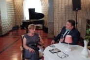 Jolanta Skrzypczyk i Mariusz Krajewski rozmawiający podczas wernisażu, siedzą przy okrągłym…