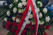 Biało Czerwone kwiaty złożone pod Pomnikiem Czynu Niepodległościowego.