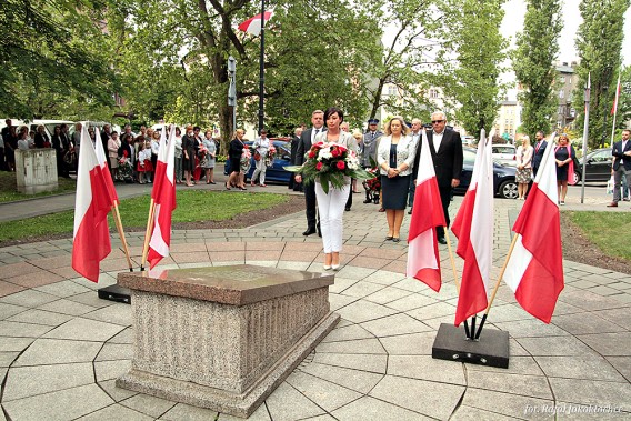 Złożeniem kwiatów na płycie Grobu Nieznanego Żołnierza upamiętniono zakończenie II wojny światowej.