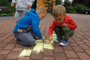 Dzieci rysują krędą na płycie Rynku Bytkowskiego