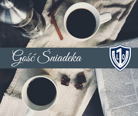 Fotografia przedstawiająca dwie filiżanki kawy i napis "Gość Śniadeka"