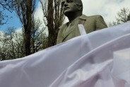 Biało-czerwona flaga, w tle fragment pomnika Wojciecha Korfantego w Siemianowicach Śląskich
