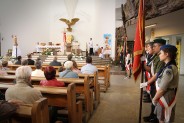 Przedstawiciele harcerskiego pocztu sztandarowego podczas mszy w kościele pw. Ducha Świętego w…