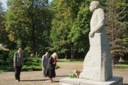 Marta Suchanek-Bijak wraz Adamem Cebulą i Adamem Skowronkiem składają kwiaty pod pomnikiem…