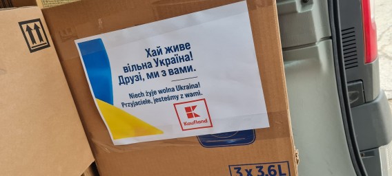 Pudełko z ulotką w jęz. ukraińskim " Niech żyje wolna Ukraina"