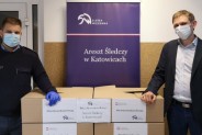 4000 maseczek od Aresztu Śledczego w Katowicach odebrał naczelnik M. Czaja