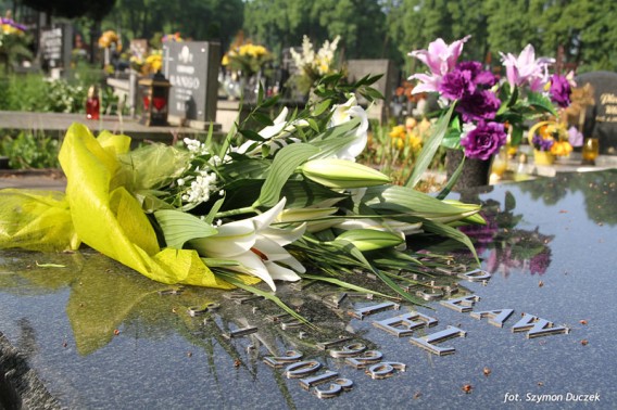 Kwiaty na grobie Honorowego Obywatela Siemianowic Śląskich dr Stanisława Sakiela