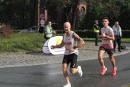 Uczestnicy Silesia Marathonu przebiegają przez rondo Maciej koło Willi Fitznera w Siemianowicach…