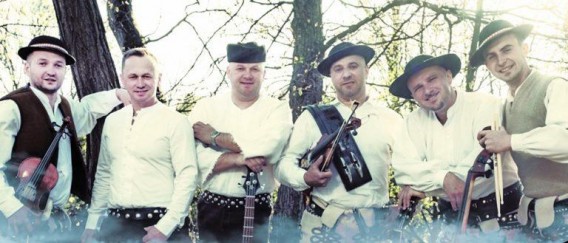 Na zdjęciu muzycy zespołu Baciary, ubrani w góralskie stroje ludowe. W rękach trzymają instrumenty