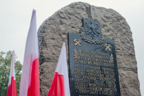 Pomnik Obrońców Kopalni "Michał" wraz z flagami Państwowymi w kolorach Białym i Czerwonym