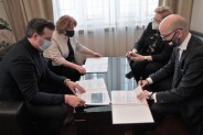 Prezydent Miasta, Prezes Zarządu KSSE, Członkinie Zarządu TFS siedzą przy stoliku podpisując…