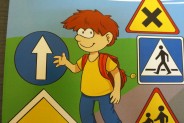 Okładka: Chłopiec i kilka znaków drogowych