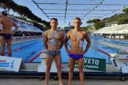 Mateusz Chowaniec (po prawej) z kolegą z juniorskiej pływackiej reprezentacji Polski