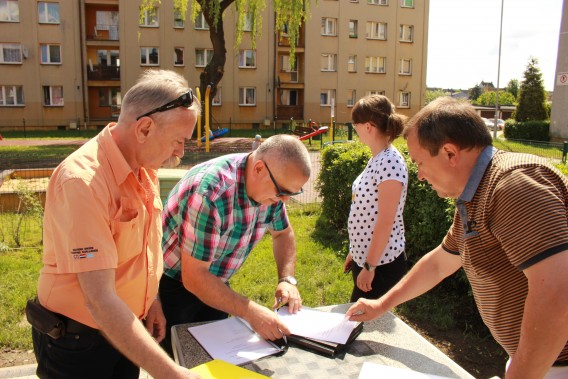 Przedstawiciele Urzędu Miasta i Spółdzielni Mieszkaniowej MICHAŁ podpisują protokół odbioru…