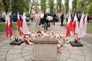 Złożeniem kwiatów na płycie Grobu Nieznanego Żołnierza upamiętniono zakończenie II wojny światowej.