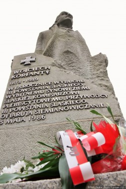 Pomnik Wojciecha Korfantego w Siemianowicach Śląskich. Na cokole leży wiązanka kwiatów z…