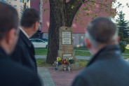 Kwiaty pod pomnikiem upamiętniającym siemianowickich bohaterów: Pawła Wójcika oraz Józefa Skrzeka.