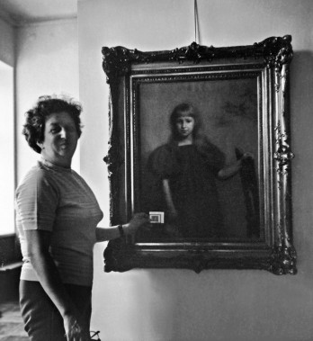 Anna Szanecka przy portrecie swojej mamy.