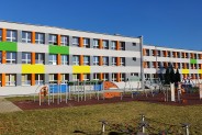 Kolorowy budynek Szkoły Podstawowej nr 20