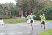 Uczestnicy Silesia Marathonu przebiegają przez rondo Maciej koło Willi Fitznera w Siemianowicach…