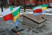 Grób Nieznanego Żołnierza otoczony flagami narodowymi i śląskimi