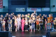 II Zastępca Prezydenta Miasta - Marta Suchanek - Bijak wraz z dziećmi na scenie