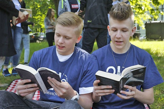 Na zdjęciu uczniowie 2 LO czytający książki