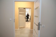 Jedno z pomieszczeń nowootwartego mieszkania dla osób z niepełnosprawnościami.