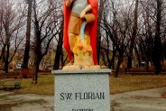 Zdewastowana figura Św. Floriana na Skwerze Waryńskiego.