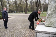 Przewodniczący Rady Miasta Adam Cebula składa wiązanke na cokole pomnika Wojciecha Korfantego. Z…