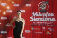 Martyna Zygadło na tle czerwonej ścianki reklamowej konkursu