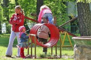 Miejski Ośrodek Sportu i Rekreacji "Pszczelnik" - dzieci na placu zabaw