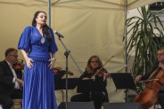 Na zdjęciu widoczna artystka Swietłana Kaliniczenko w długiej niebieskiej sukni za artystką…