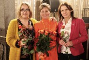 3 nauczycielki z kwiatami