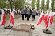 Złożeniem kwiatów na płycie Grobu Nieznanego Żołnierza upamiętniono zakończenie II wojny światowej.