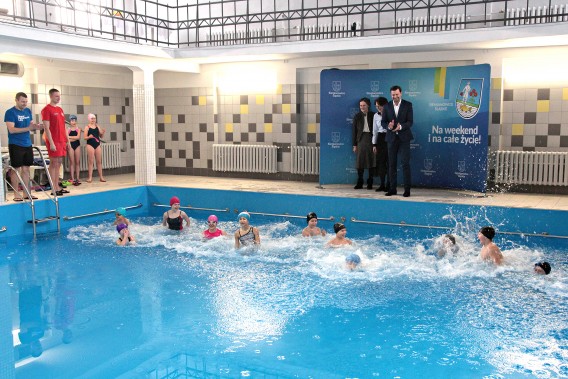 Pierwsi do nowej niecki basenowej wskoczyli najmłodsi mieszkańcy Siemianowic Śląskich