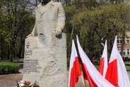 Pomnik Wojciecha Korfantego po uroczystości złożenia kwiatów