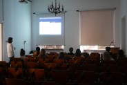 Uczniowie podczas prezentacji wpatrzeni w ekran